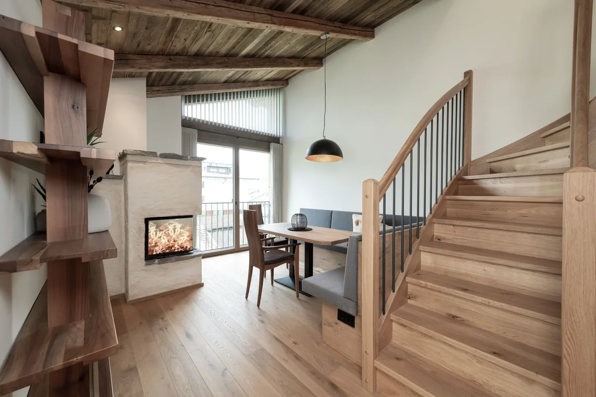 Esstisch und Kamin in Loft Rupi