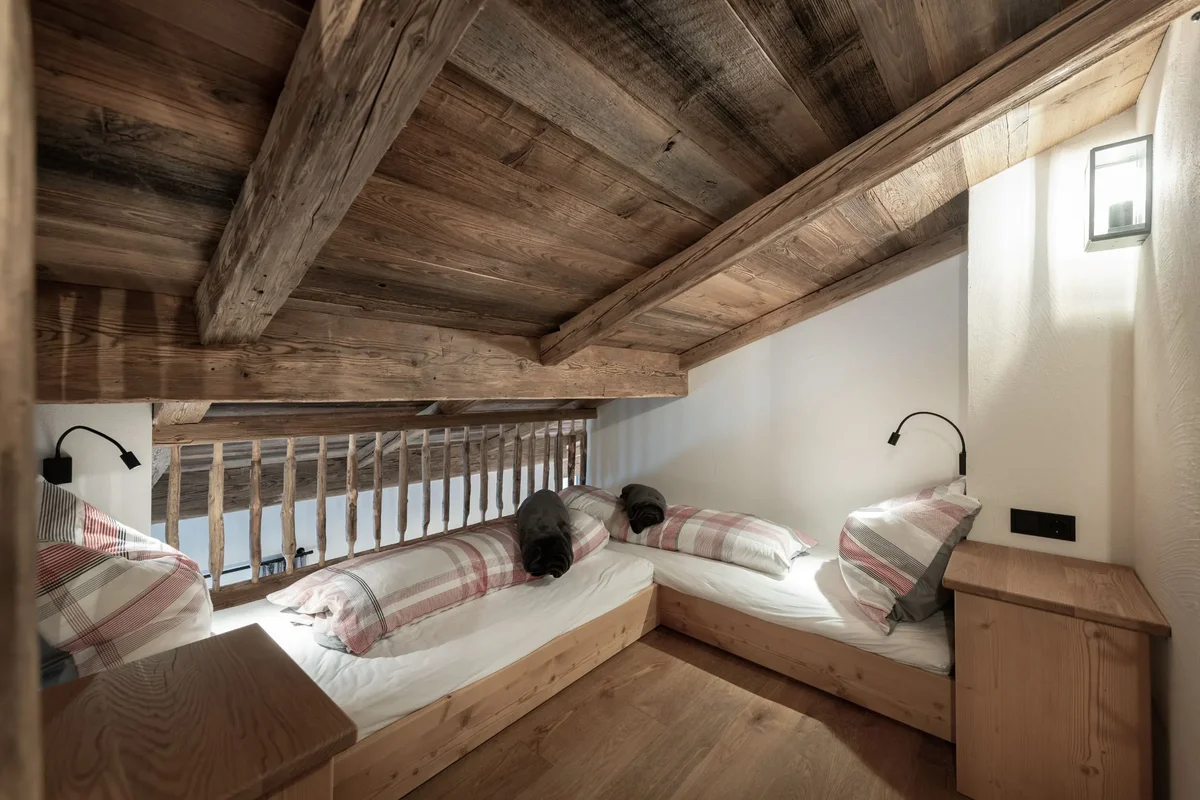 Galerie mit Einzelbetten im Chalet Holzi
