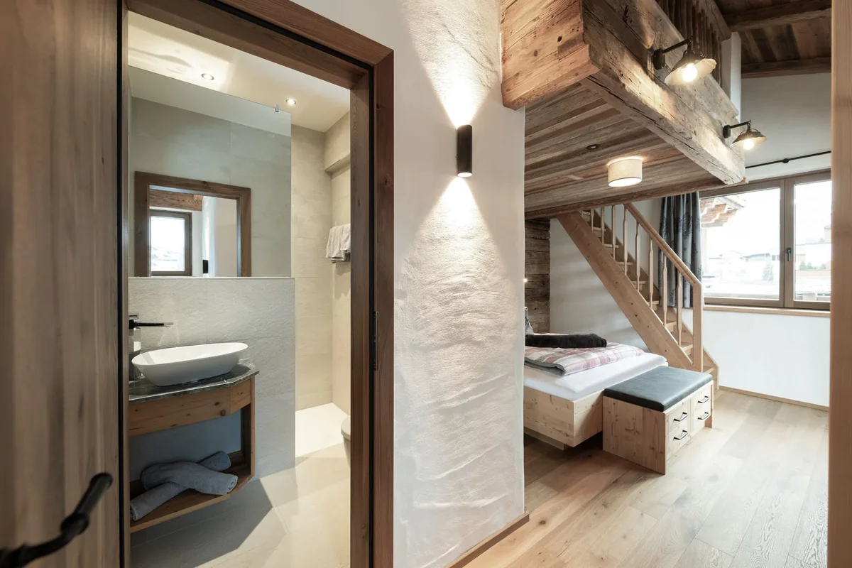 Schlafzimmer und Galerie im Chalet Holzi