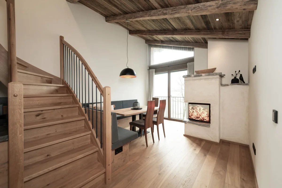 Kachelofen und Esstisch in Loft Mia