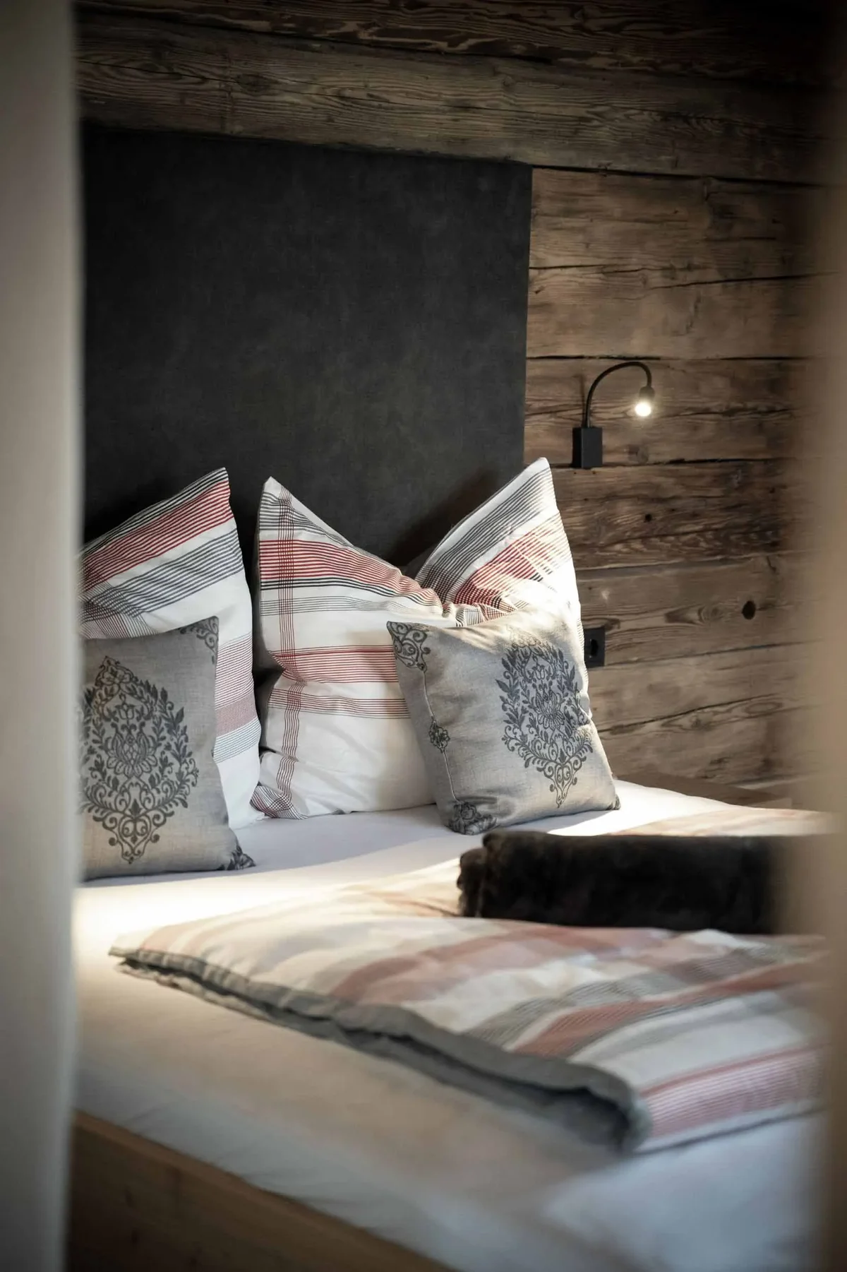 Doppelbett im Chalet-Appartement Holzi