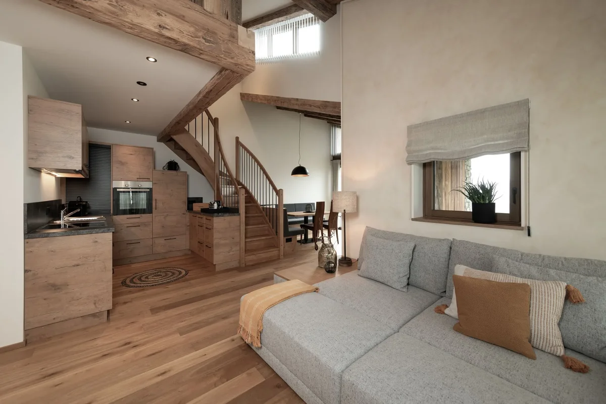Wohnzimmer und Küche in Loft Mia