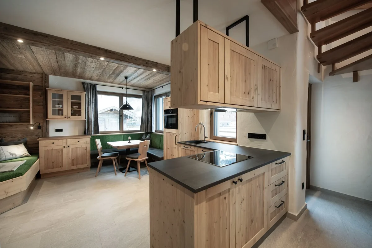 Holzküche im Chalet-Appartement Holzi